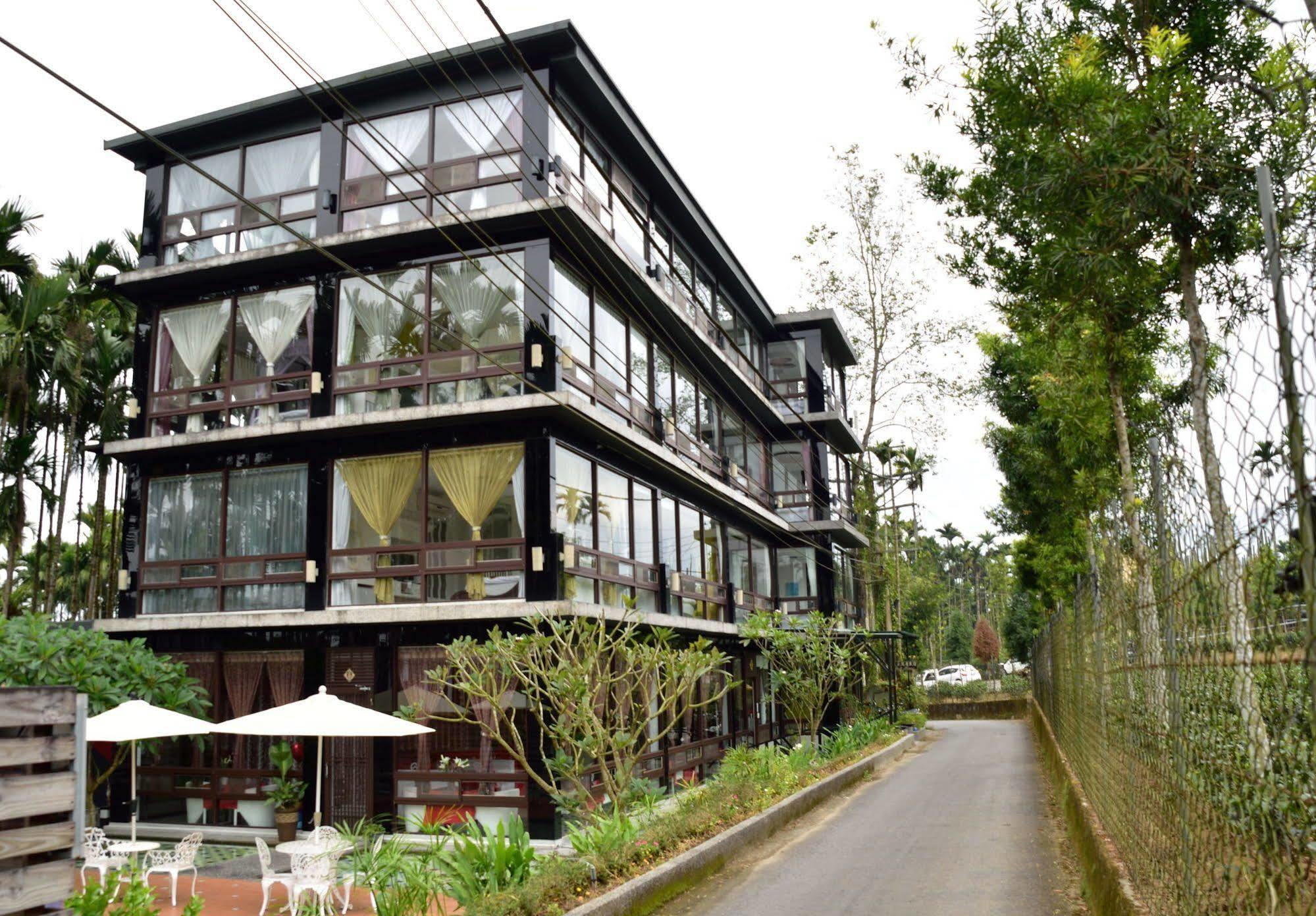 Full House Bed And Breakfast Nantou Exteriör bild